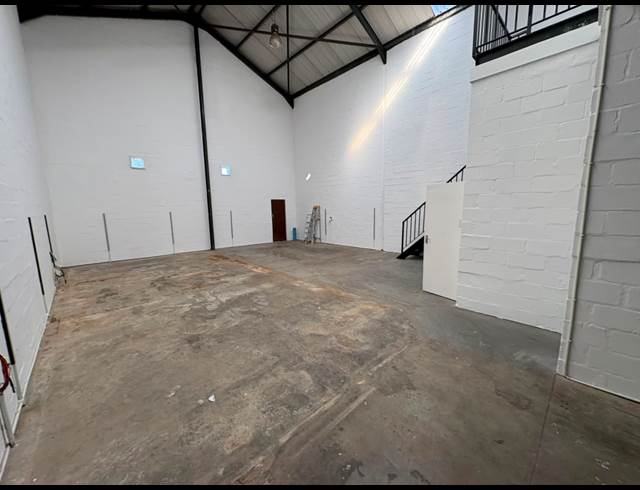 200M² WAREHOUSE TO LET IN STRAND INDUSTRIA