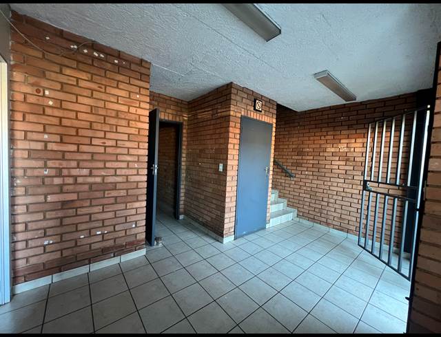 193M² WAREHOUSE TO LET IN HENNOPSPARK INDUSTRIAL