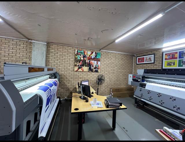 424M² WAREHOUSE TO LET IN LASER PARK