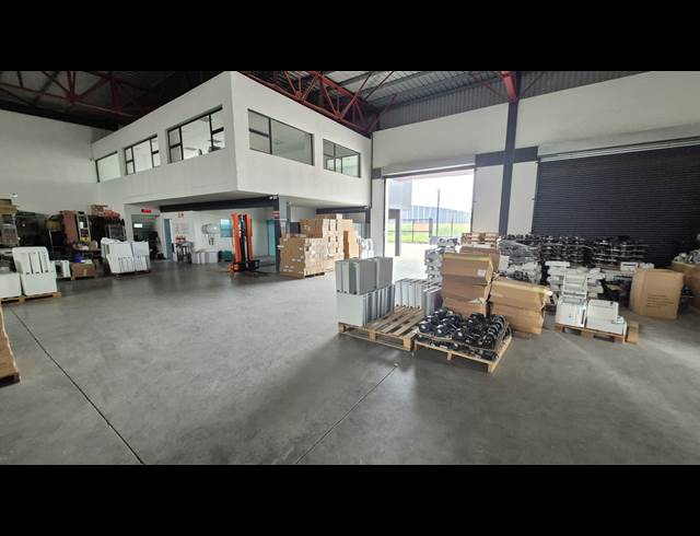 900M² FACTORY TO LET IN APEX