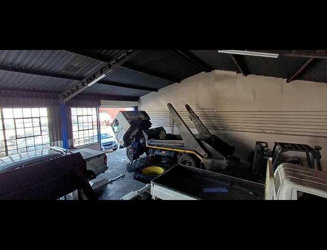 200M² BUILDING TO LET IN VULCANIA