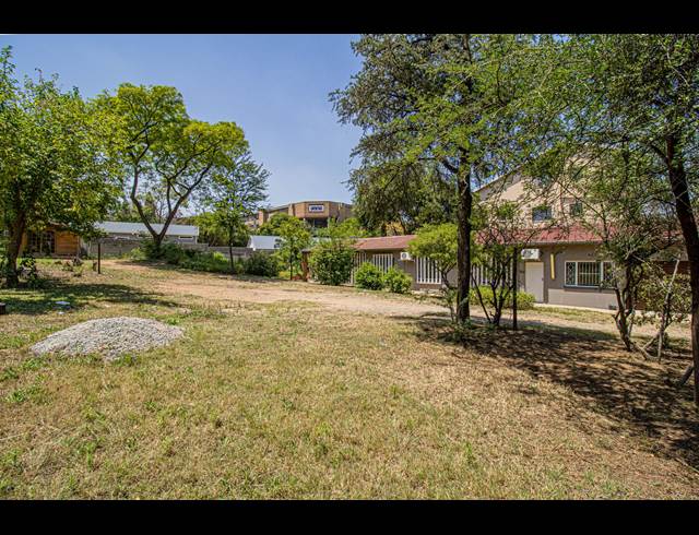 250M² BUILDING TO LET IN HALFWAY HOUSE