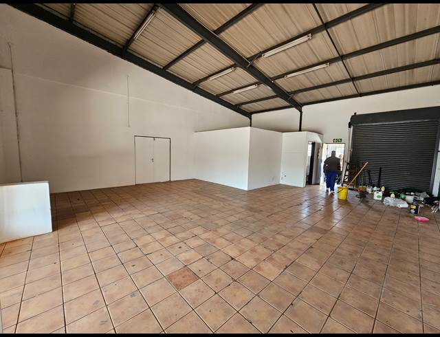 218M² SHOWROOM TO LET IN KYA SANDS