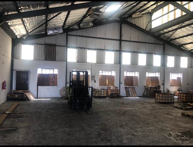 341M² WAREHOUSE TO LET IN TRIANGLE FARM