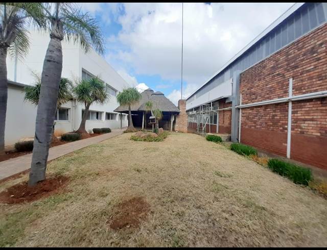 10,236M² WAREHOUSE TO LET IN ROSSLYN