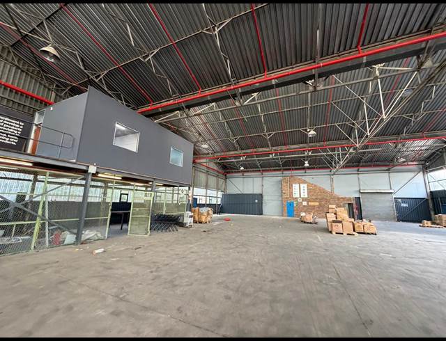 7,102M² WAREHOUSE TO LET IN CLAYVILLE