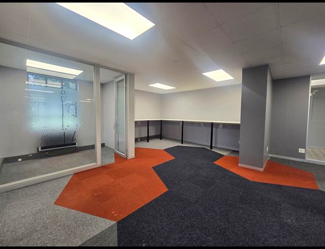 363M² OFFICE TO LET IN LYME PARK