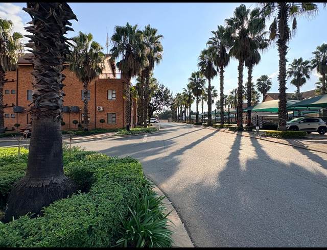144M² OFFICE TO LET IN FOURWAYS