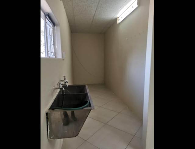 85M² BUSINESS CENTRE TO LET IN WHITE RIVER AH