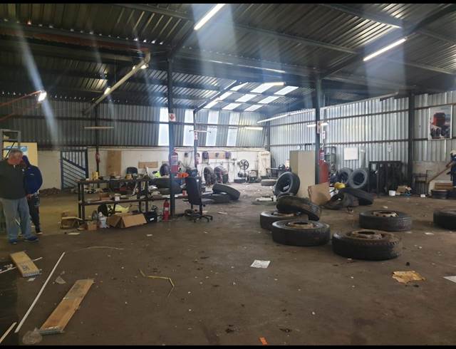 375M² WAREHOUSE TO LET IN BRENTWOOD PARK