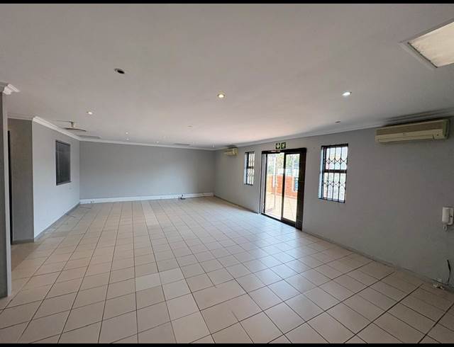 111M² OFFICE TO LET IN FOURWAYS