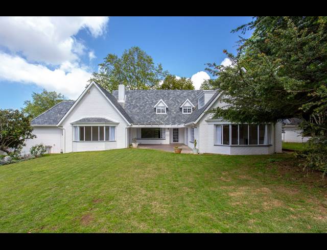 4 BEDROOM FREEHOLD RENTED IN CONSTANTIA