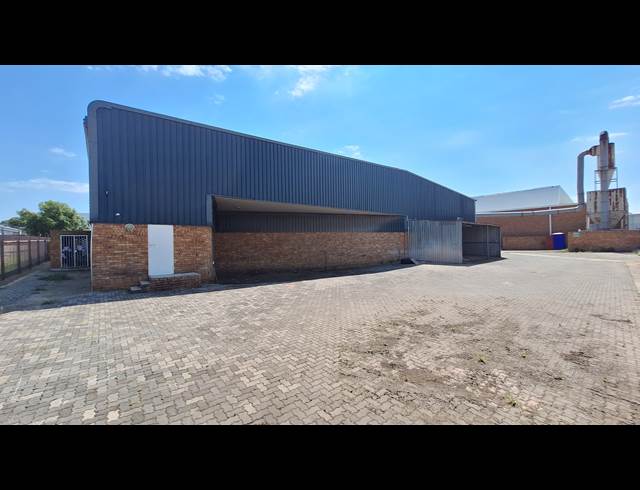 2,700M² FACTORY TO LET IN STORMILL