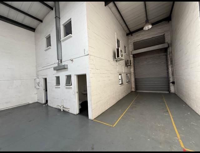 338M² WAREHOUSE TO LET IN STIKLAND INDUSTRIAL