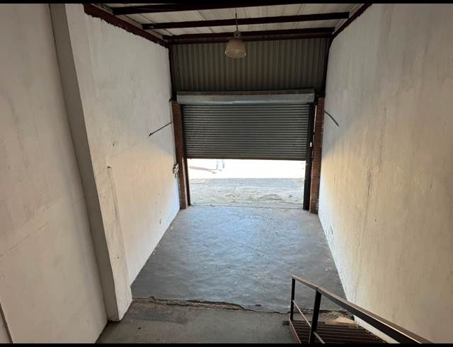 200M² WAREHOUSE TO LET IN CROWN