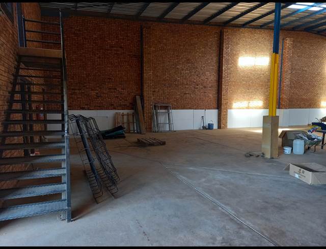 650M² WAREHOUSE TO LET IN POMONA