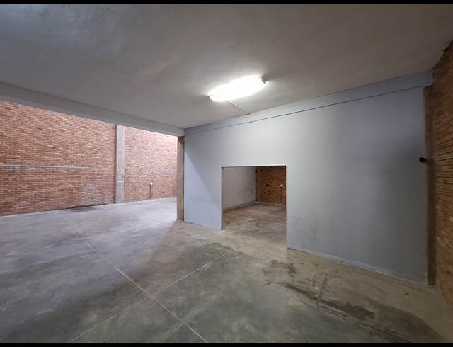 404M² WAREHOUSE TO LET IN LANSERIA