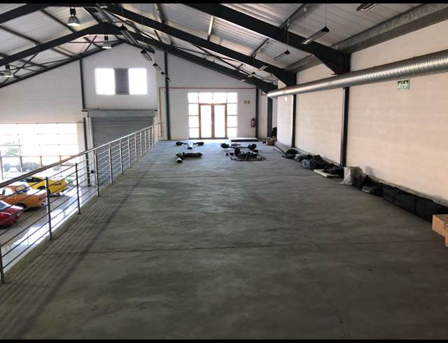 600M² SHOWROOM TO LET IN PAARDEN EILAND