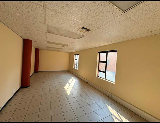 144M² OFFICE TO LET IN FOURWAYS