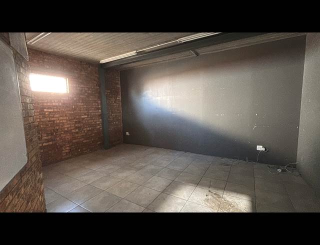 2,369M² WAREHOUSE TO LET IN JET PARK