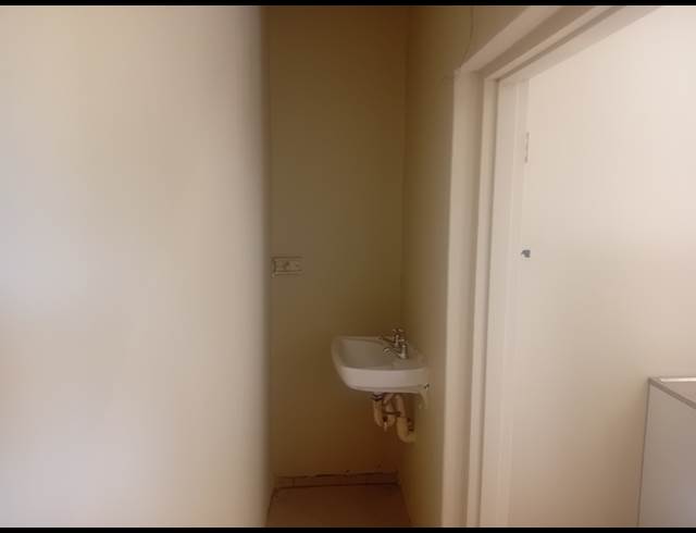 85M² BUSINESS CENTRE TO LET IN WHITE RIVER AH