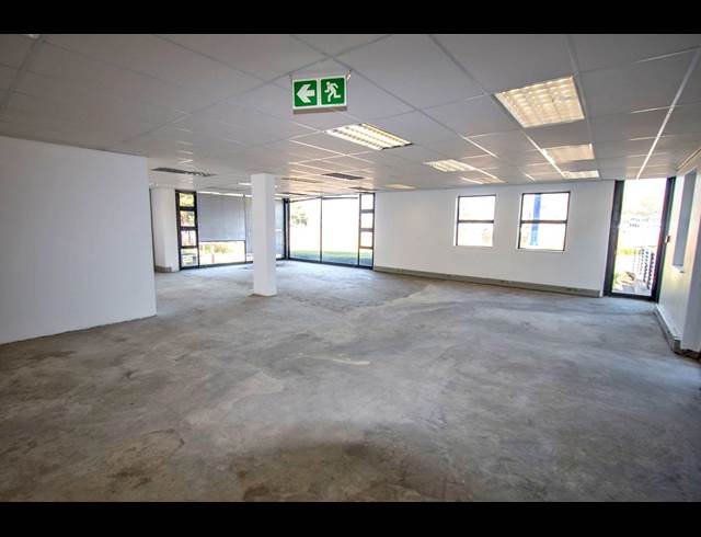 939M² SHOWROOM TO LET IN PAULSHOF