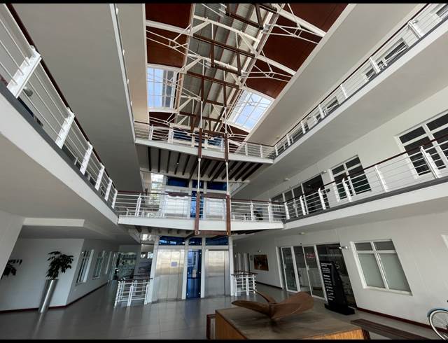 977M² OFFICE TO LET IN WATERFRONT