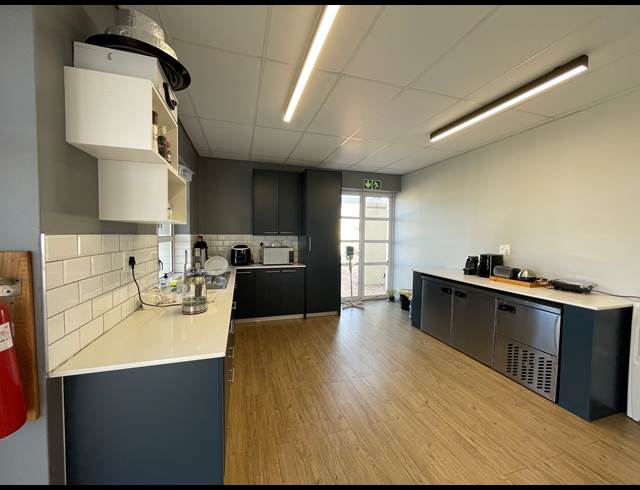 425M² OFFICE TO LET IN BRYANSTON