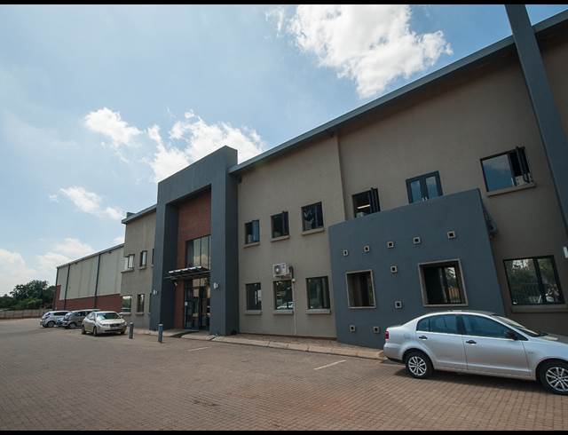 4,892M² WAREHOUSE TO LET IN POMONA