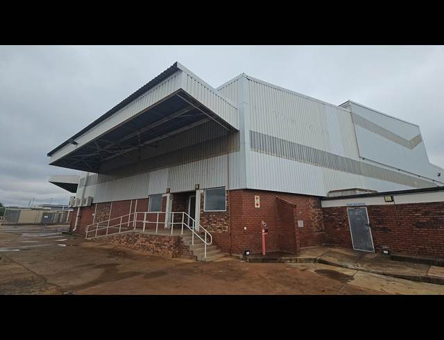 1,490M² WAREHOUSE TO LET IN ROSSLYN