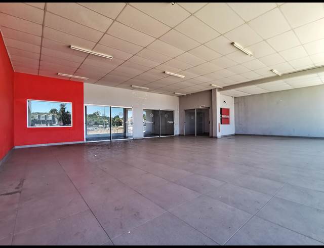 450M² SHOWROOM TO LET IN WINDSOR WEST