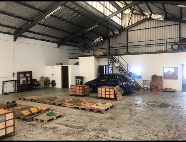 341M² WAREHOUSE TO LET IN TRIANGLE FARM