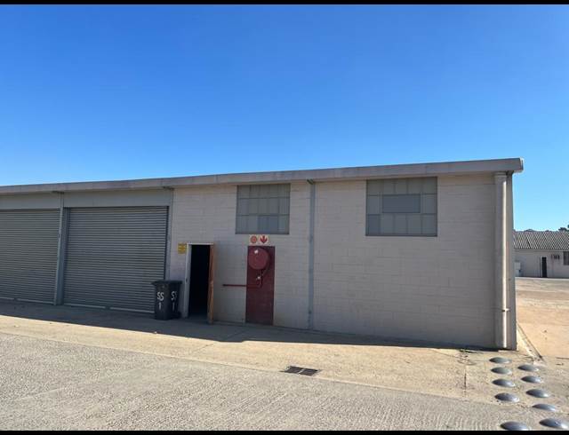 140M² WAREHOUSE TO LET IN WELLINGTON CENTRAL