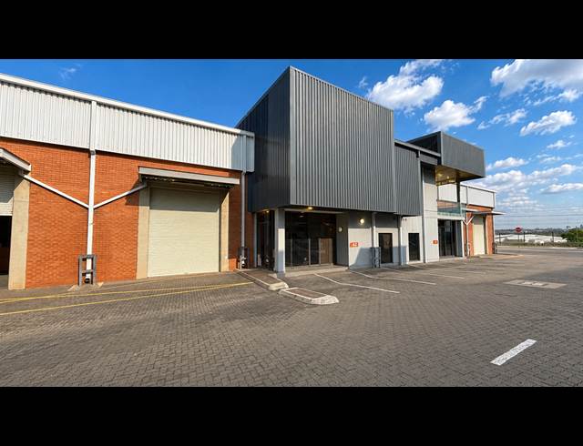 1,070M² WAREHOUSE TO LET IN LONGLAKE