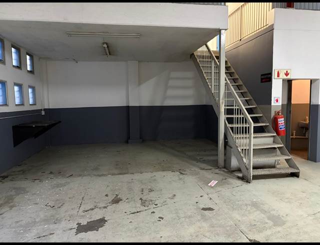 172M² WAREHOUSE TO LET IN STEELEDALE