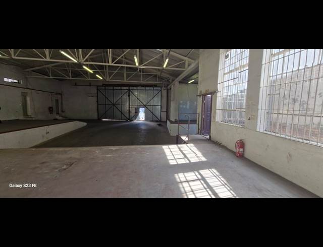 1,700M² WAREHOUSE TO LET IN VILLAGE MAIN