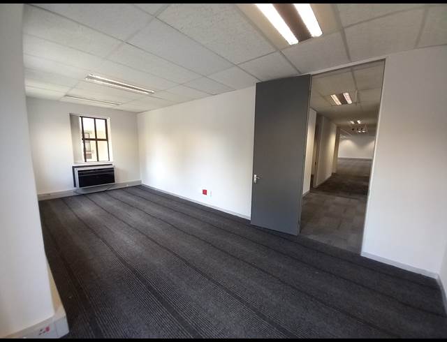 626M² OFFICE TO LET IN BRYANSTON