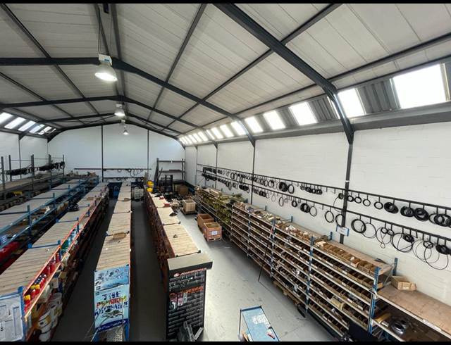 375M² WAREHOUSE TO LET IN STIKLAND INDUSTRIAL