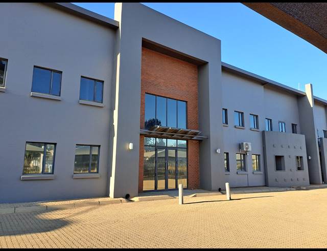 4,892M² WAREHOUSE TO LET IN POMONA
