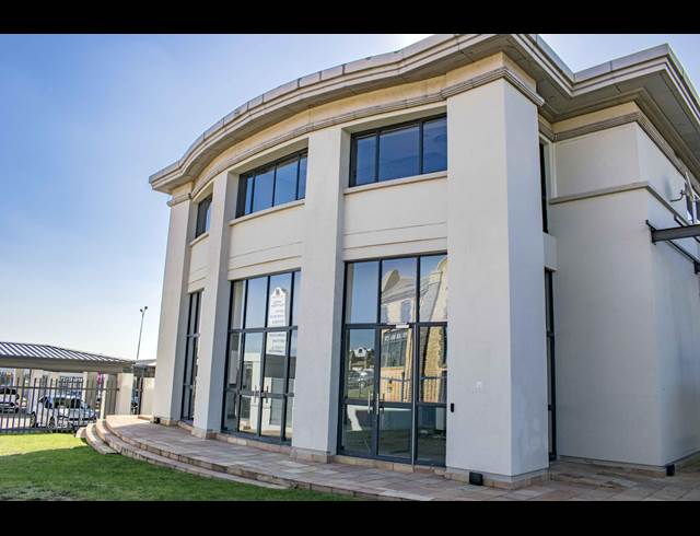 2,500M² SERVICED OFFICE TO LET IN BRYANSTON