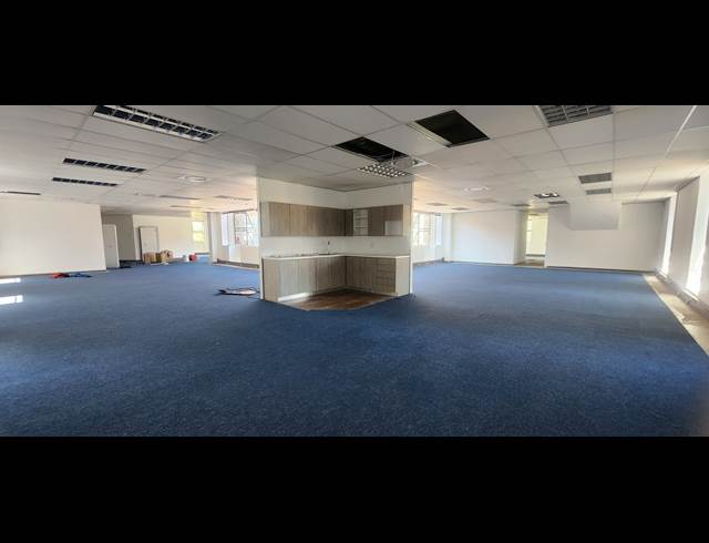 1,018M² OFFICE TO LET IN PARKTOWN