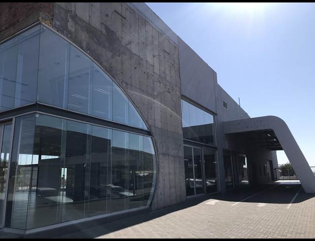 3,050M² SHOWROOM TO LET IN WATERVAL EAST