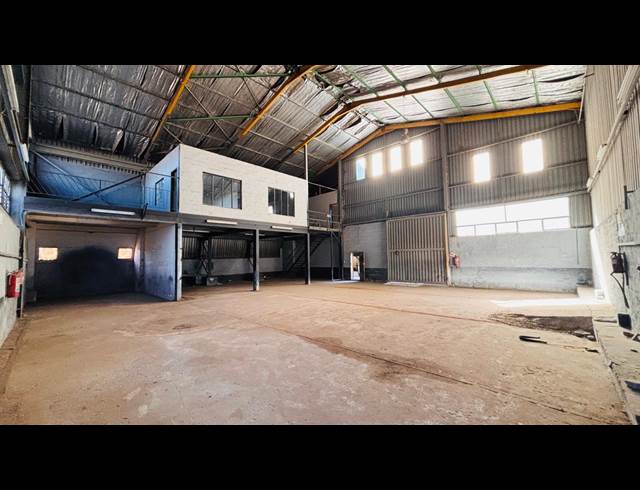 350M² WAREHOUSE TO LET IN MANUFACTA