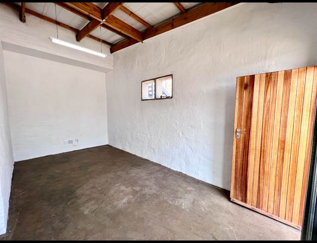 12M² BUSINESS TO LET IN WILLOW PARK MANOR