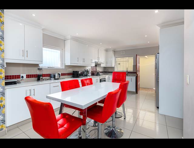 6 BEDROOM FREESTANDING RENTED IN TABLE VIEW