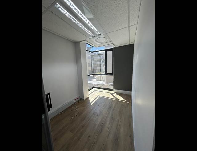 160M² BUILDING TO LET IN TYGER VALLEY