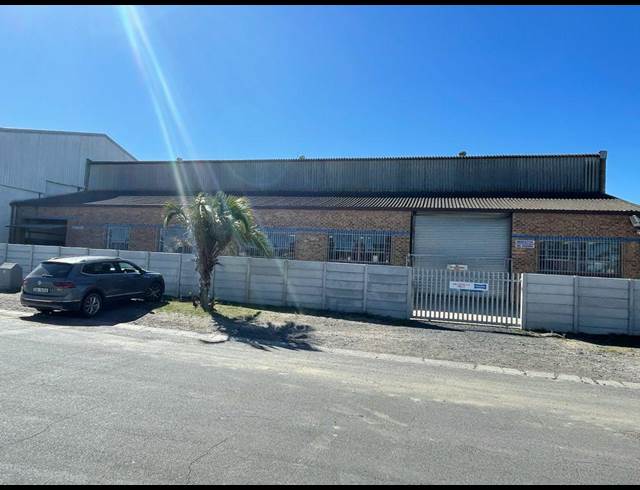 1,600M² WAREHOUSE TO LET IN STIKLAND INDUSTRIAL