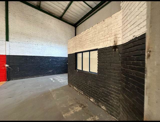 1,200M² WAREHOUSE TO LET IN CROWN