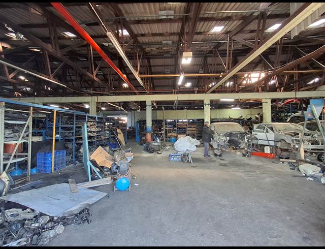 1,048M² WAREHOUSE TO LET IN CHISELHURST