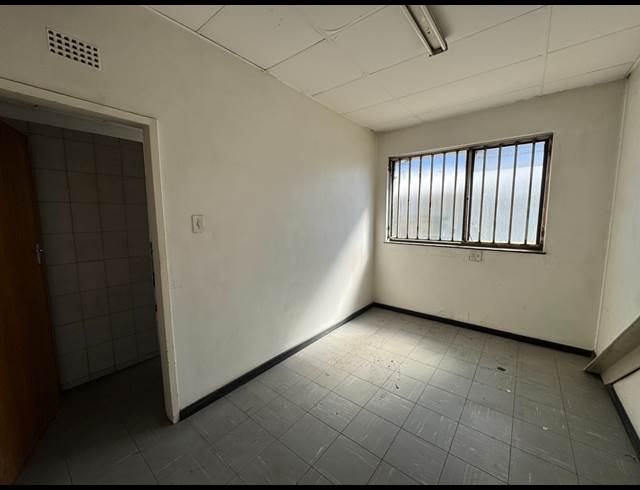 850M² WAREHOUSE TO LET IN STORMILL